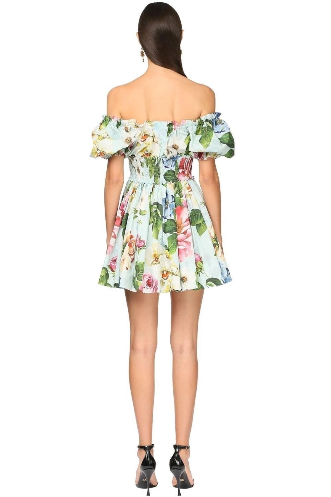 Vestido mini acampanado con corpiño fruncido y estampado de hiedra 
