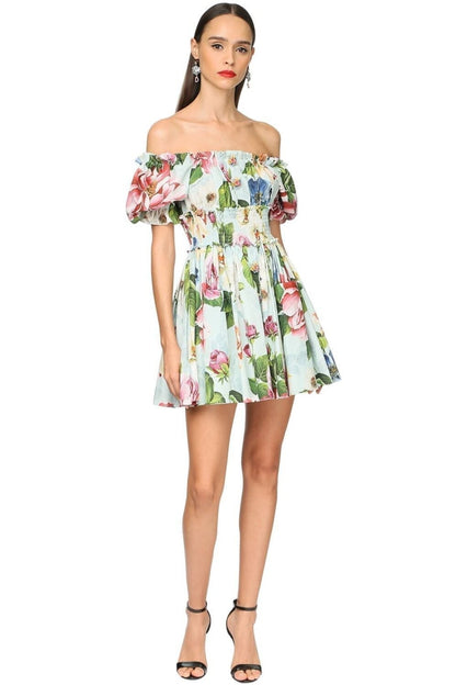 Vestido mini acampanado con corpiño fruncido y estampado de hiedra 
