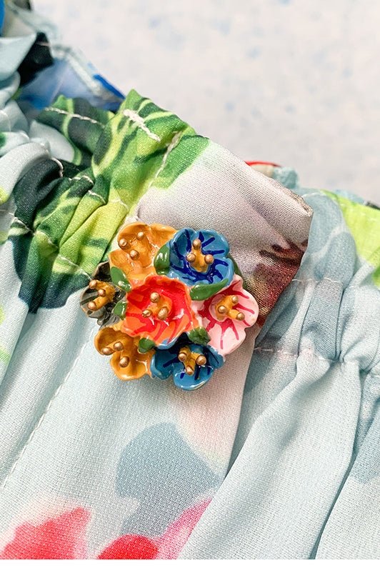 Vestido mini acampanado con corpiño fruncido y estampado de hiedra 