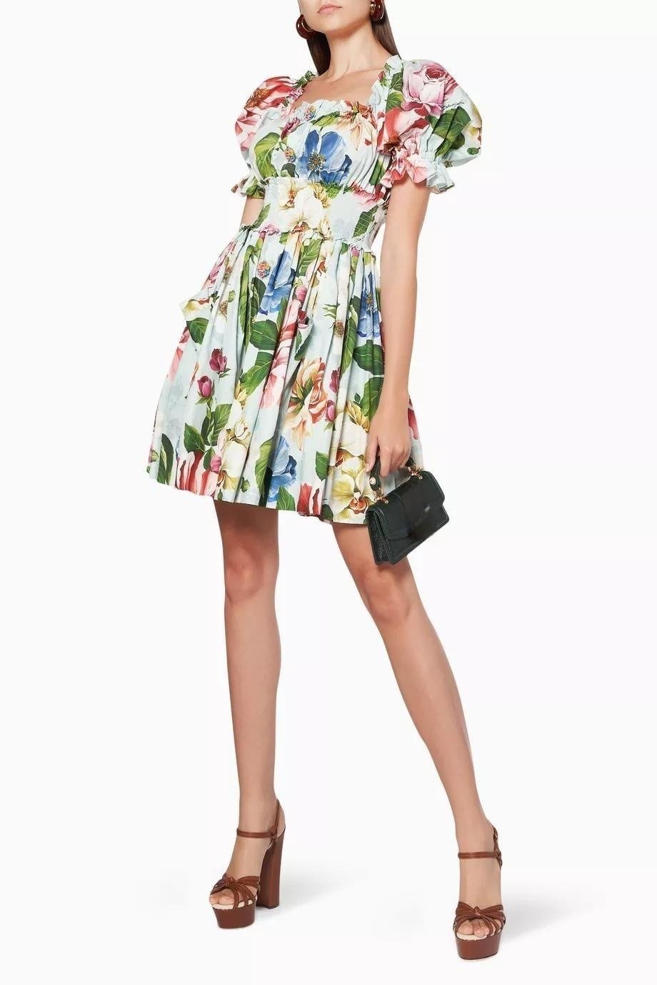 Vestido mini acampanado con corpiño fruncido y estampado de hiedra 