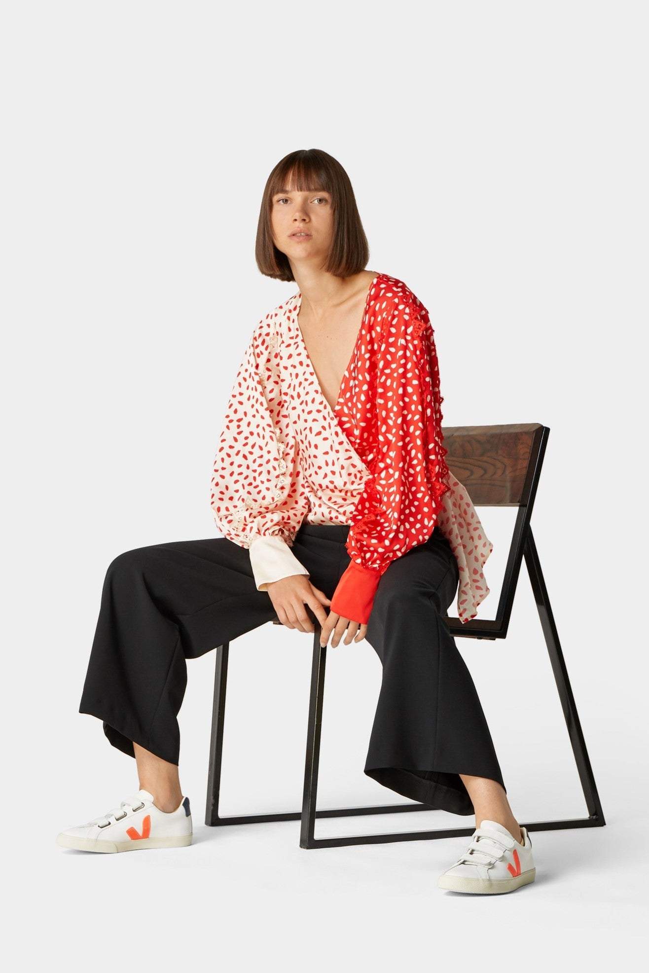 Blusa cruzada con mangas farol y lunares 