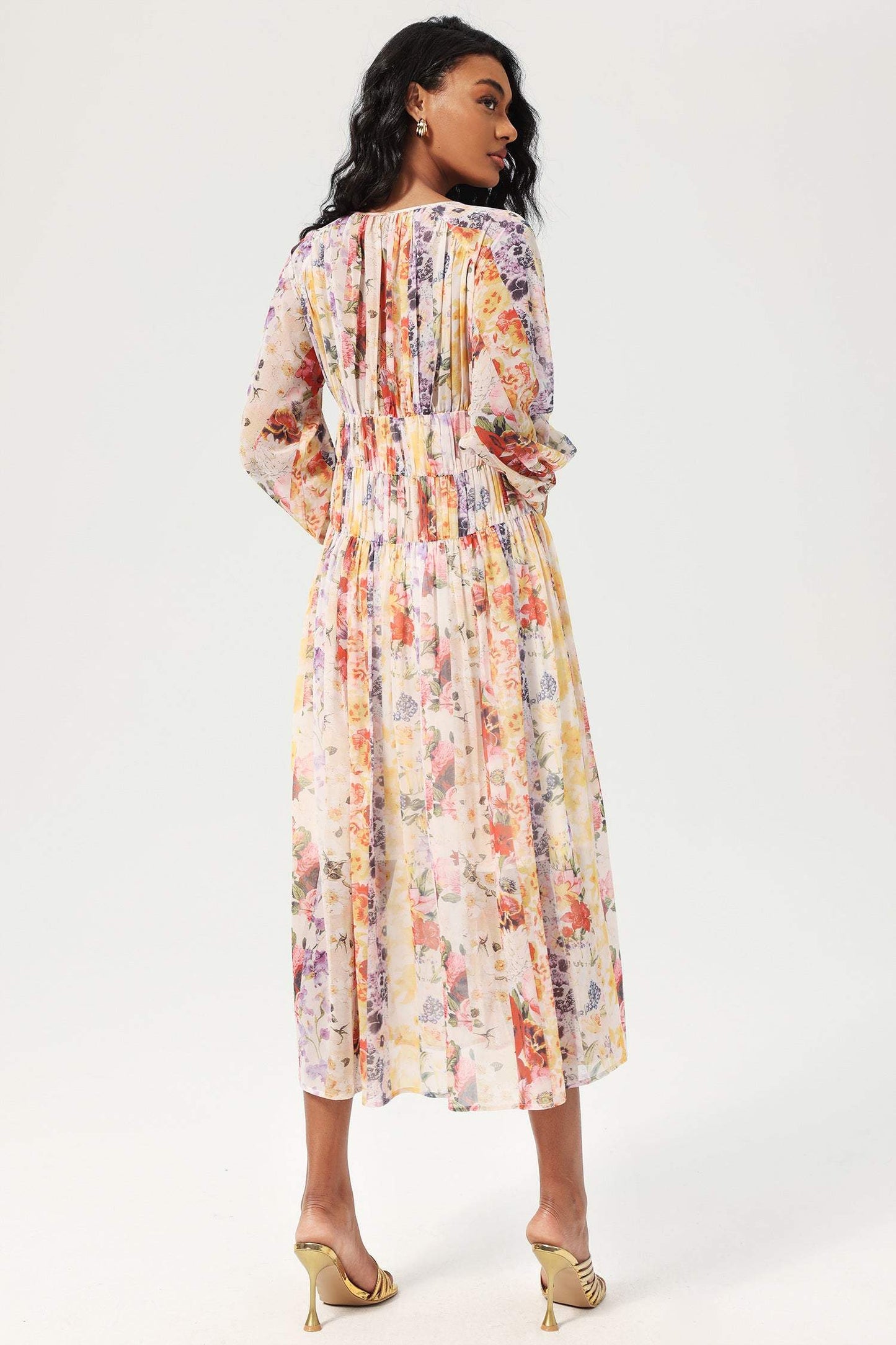 Vestido midi floral con cuello en V y mangas farol 