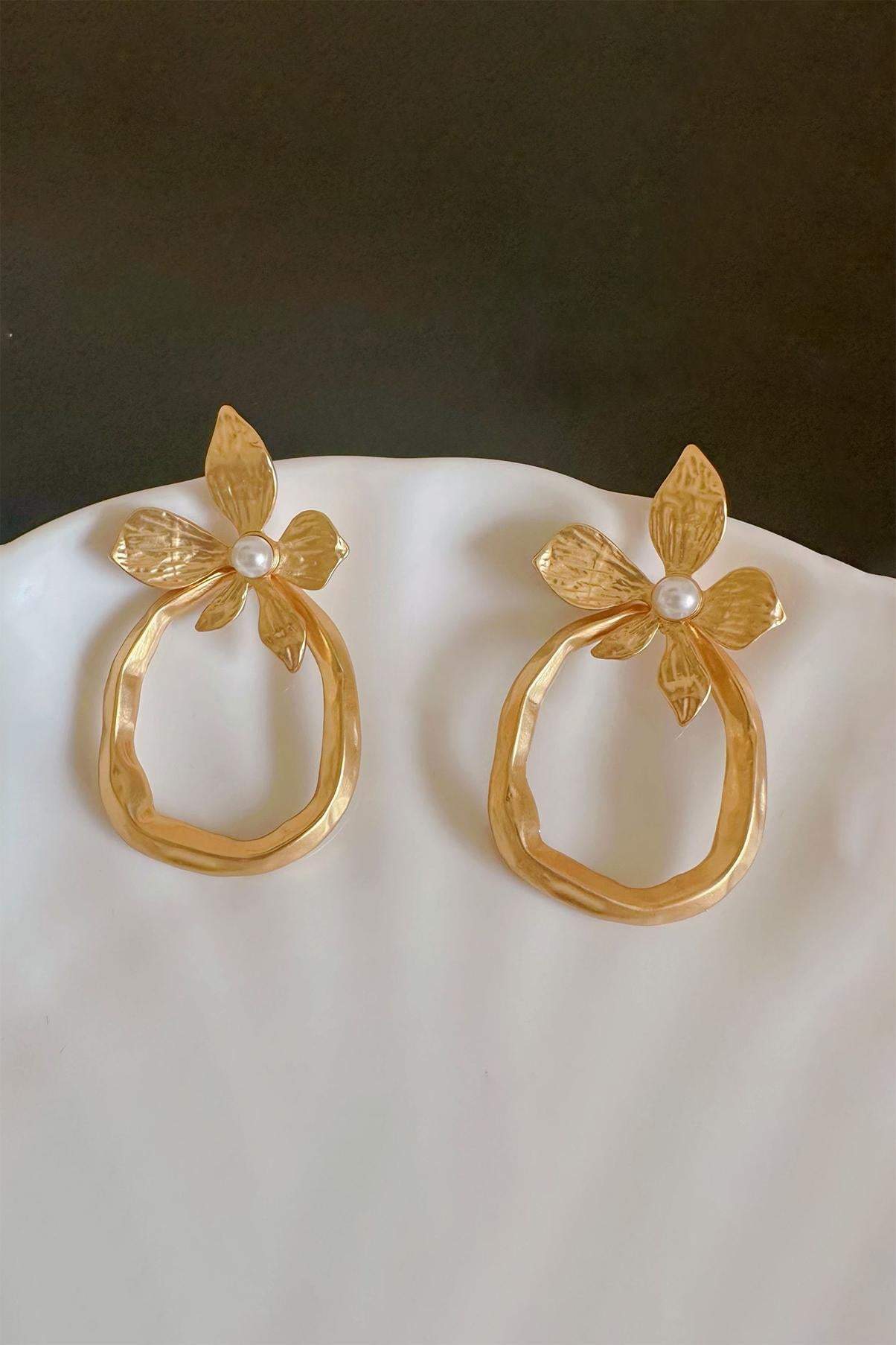 Pendientes geométricos irregulares con perlas y flores 