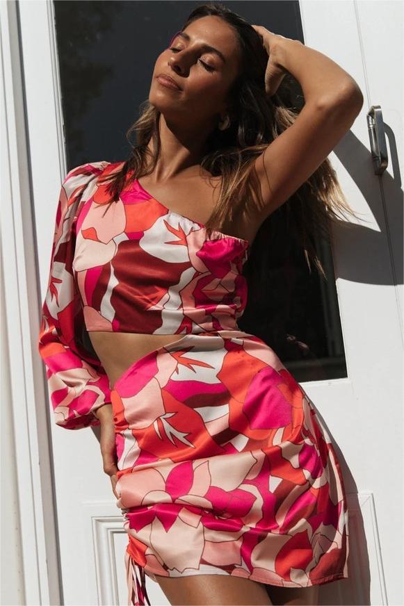 Minivestido floral con tirantes de un solo hombro 