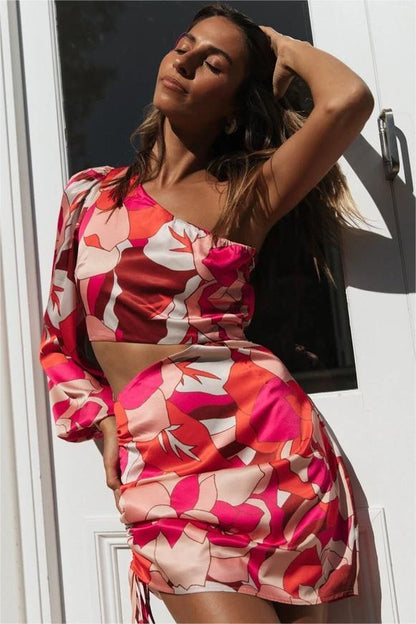 Minivestido floral con tirantes de un solo hombro 