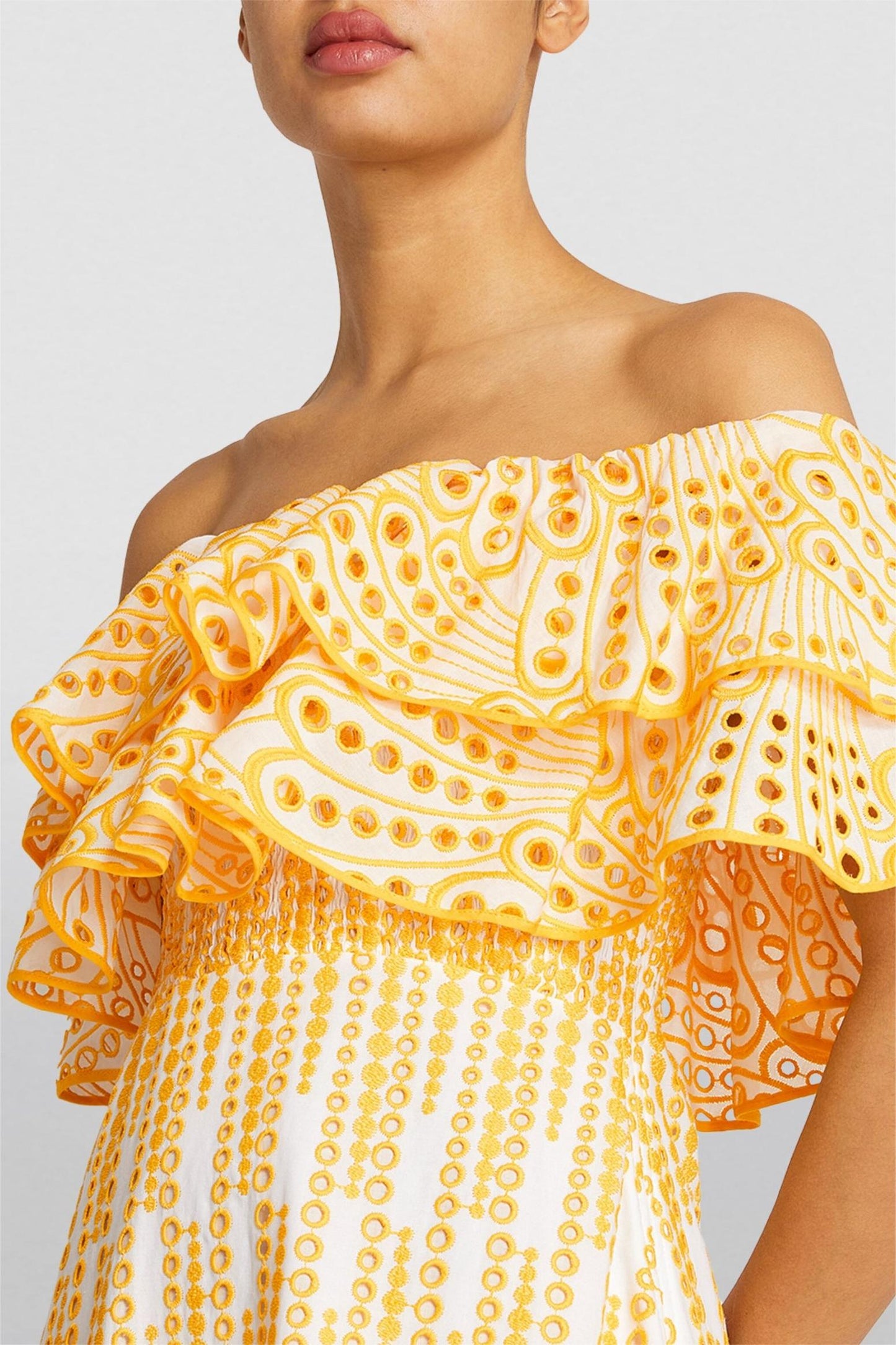 Vestido midi fruncido con hombros descubiertos y bordado 
