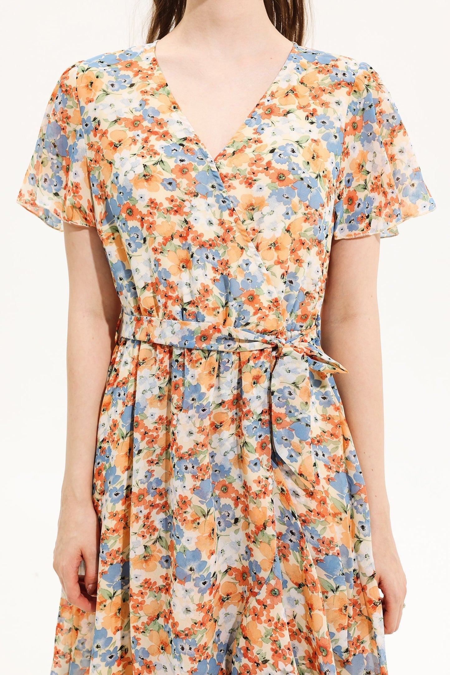 Vestido midi de manga corta con escote en V y estampado floral amarillo 
