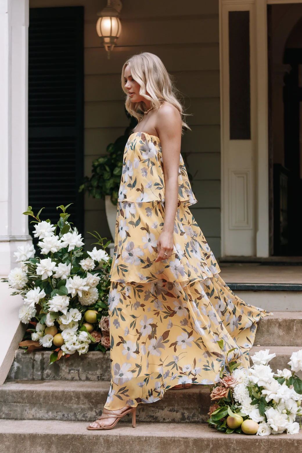 Vestido largo sin tirantes con capas y estampado Elsie 