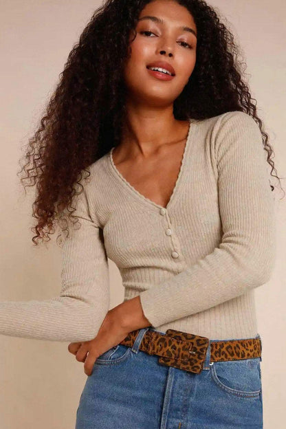 Top de punto liso con cuello en V y manga larga 