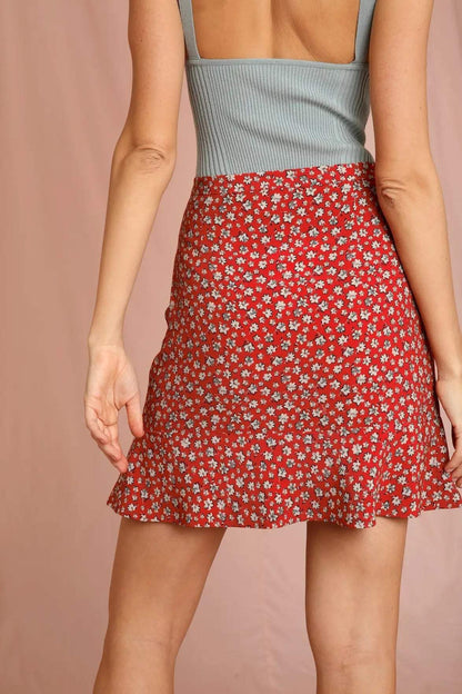 Minifalda roja con volantes y botones florales 