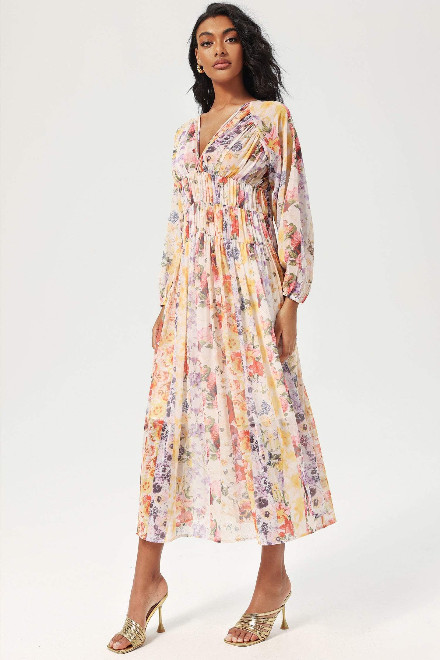 Vestido midi floral con cuello en V y mangas farol 