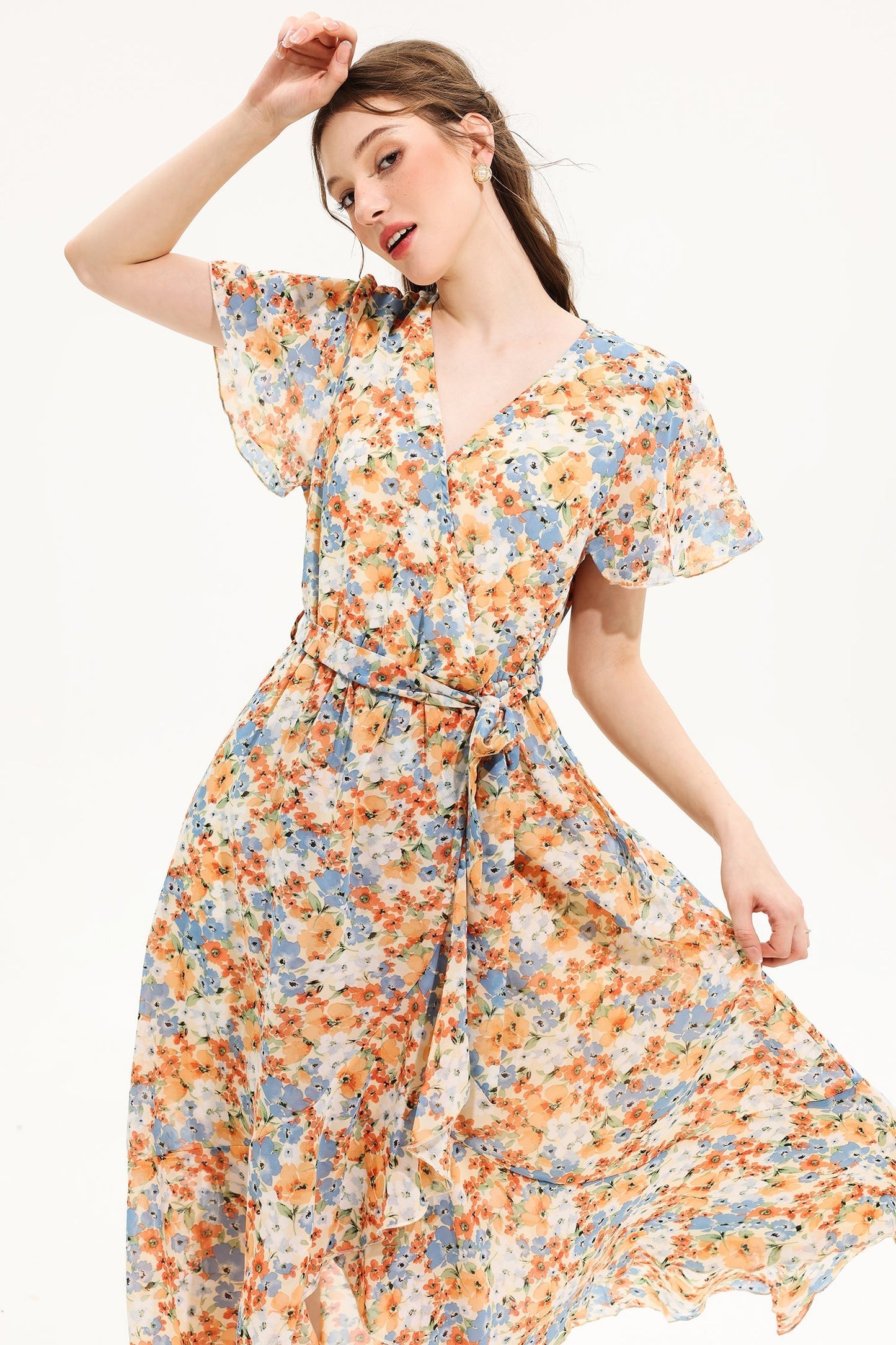 Vestido midi de manga corta con escote en V y estampado floral amarillo 