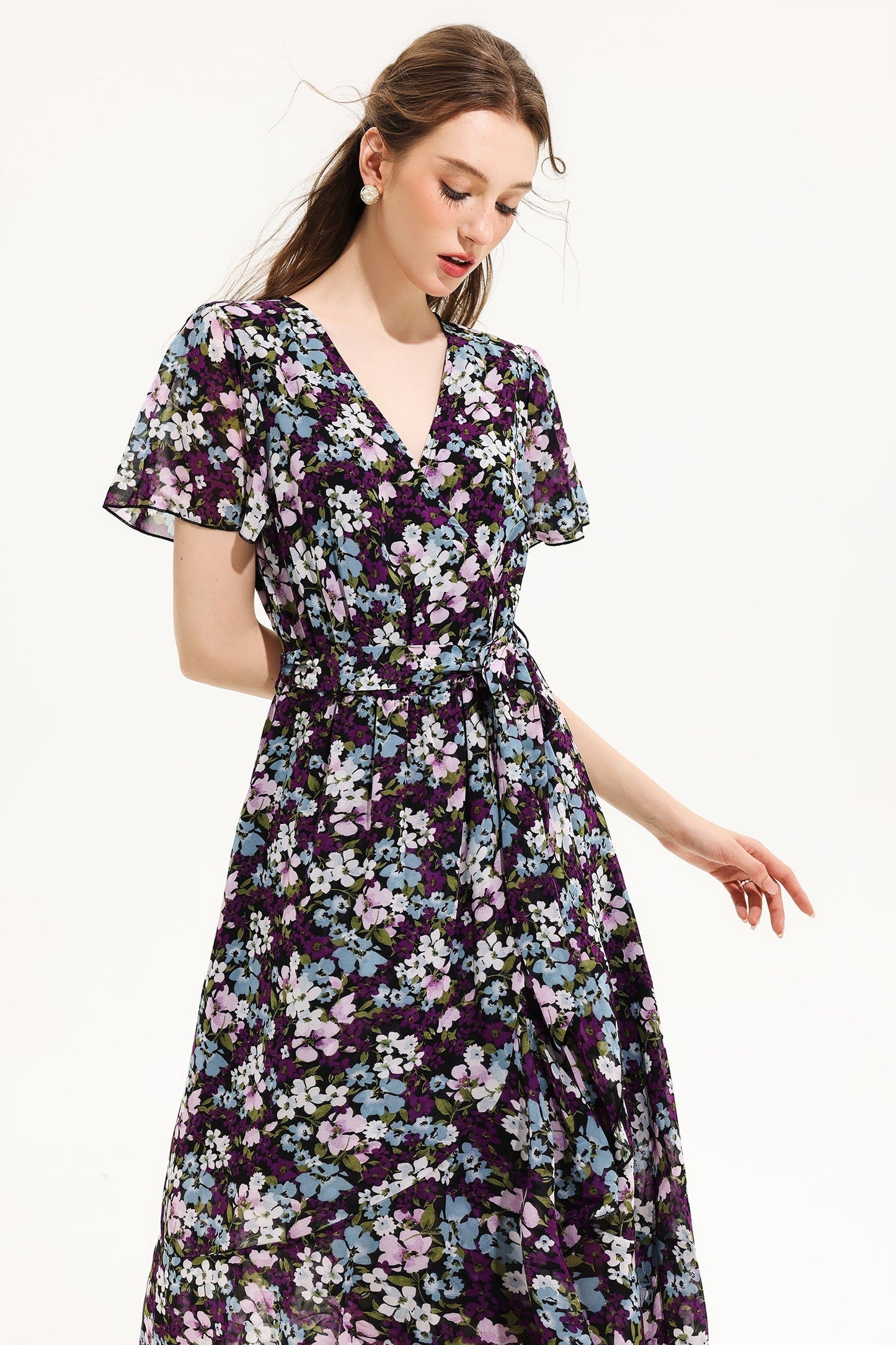 Vestido midi de manga corta con escote en V y estampado floral amarillo 