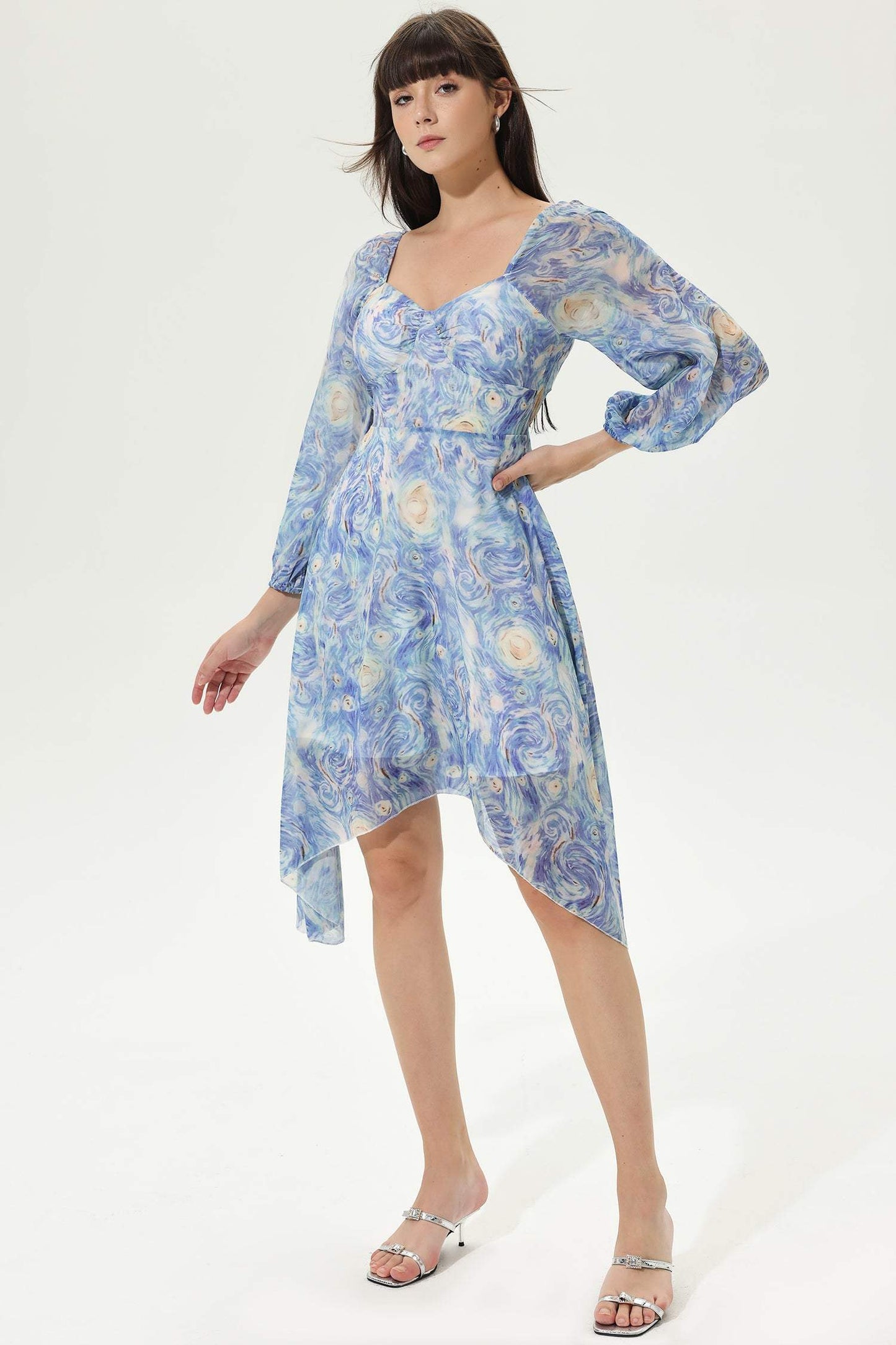 Vestido midi de manga larga con escote corazón y estampado abstracto 