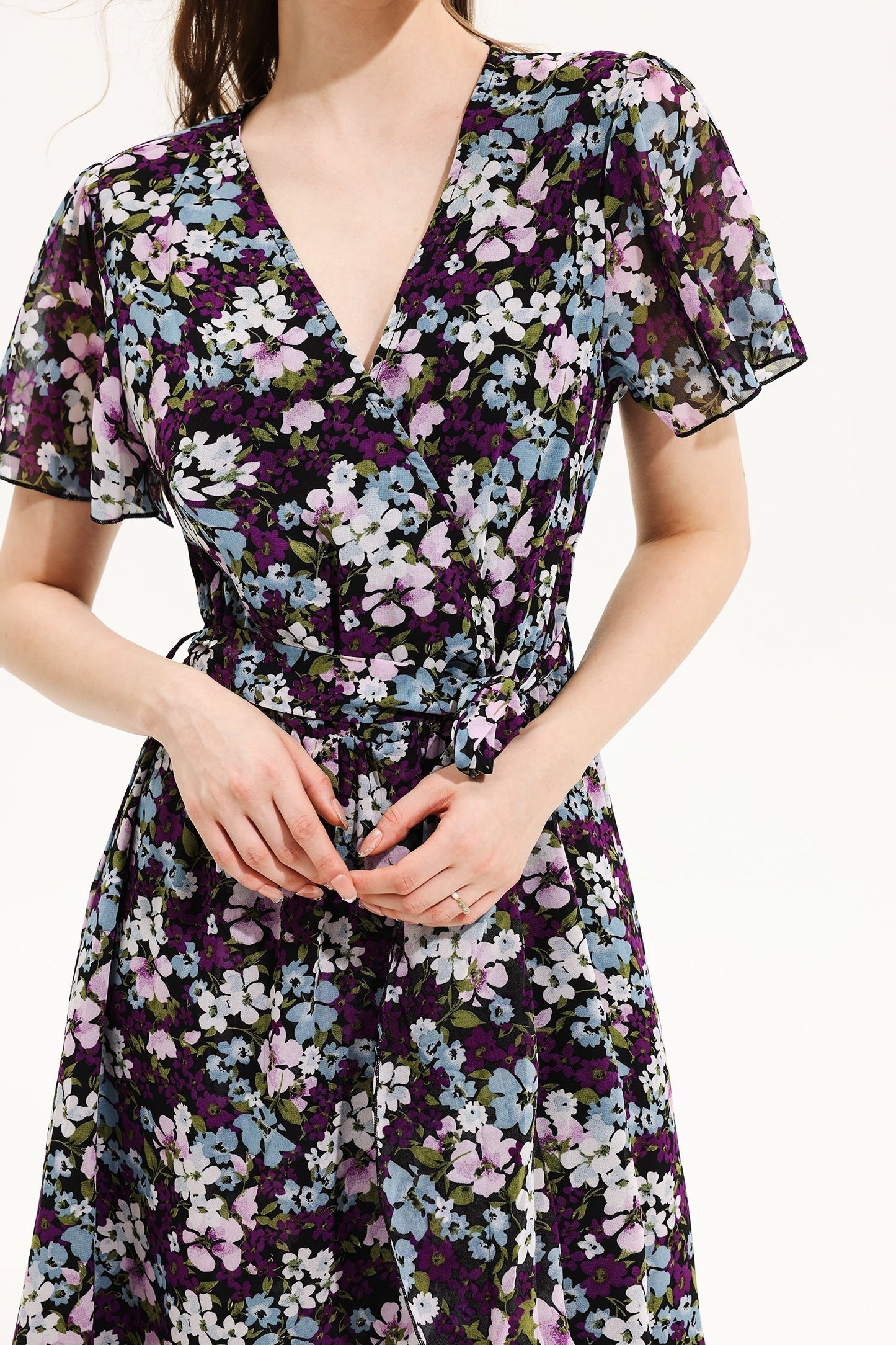 Vestido midi de manga corta con escote en V y estampado floral amarillo 