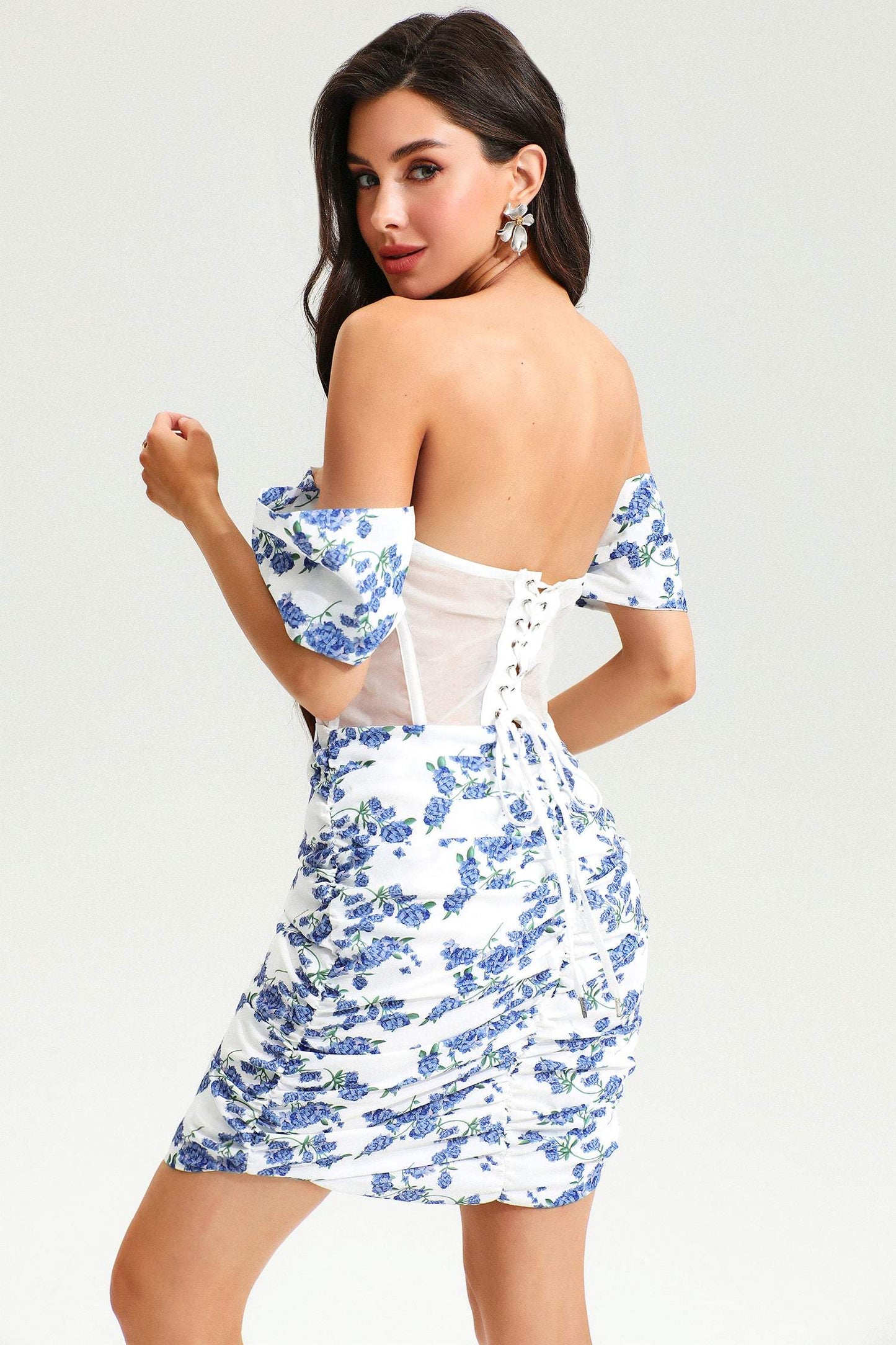 Minivestido floral de un solo hombro y espalda descubierta azul 