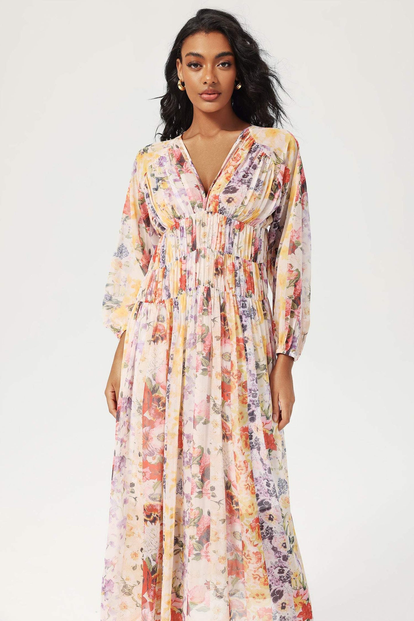Vestido midi floral con cuello en V y mangas farol 