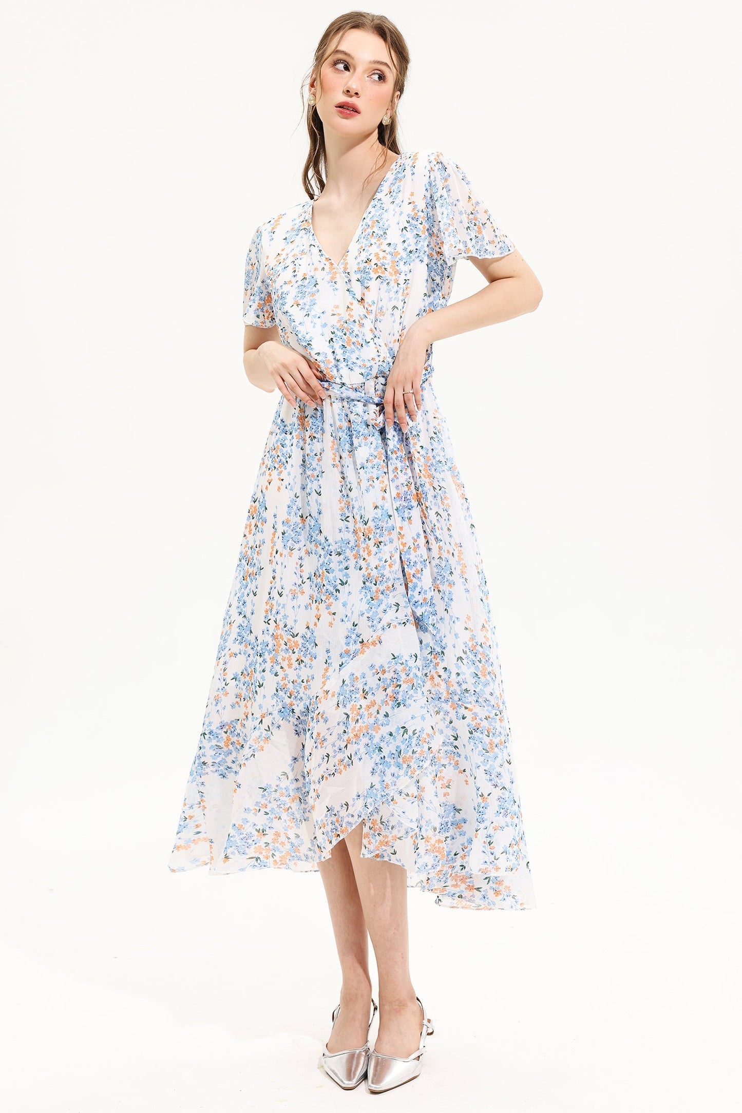 Vestido midi de manga corta con escote en V y estampado floral amarillo 