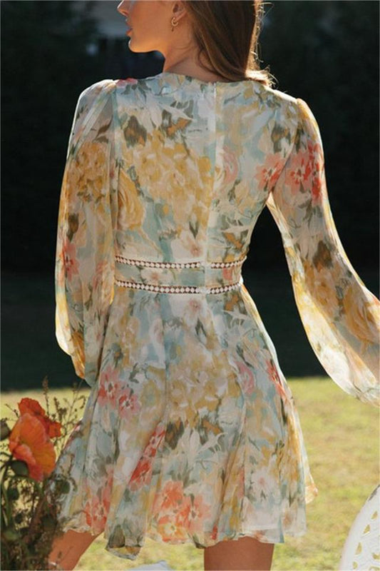 Minivestido floral de manga larga con escote en V 