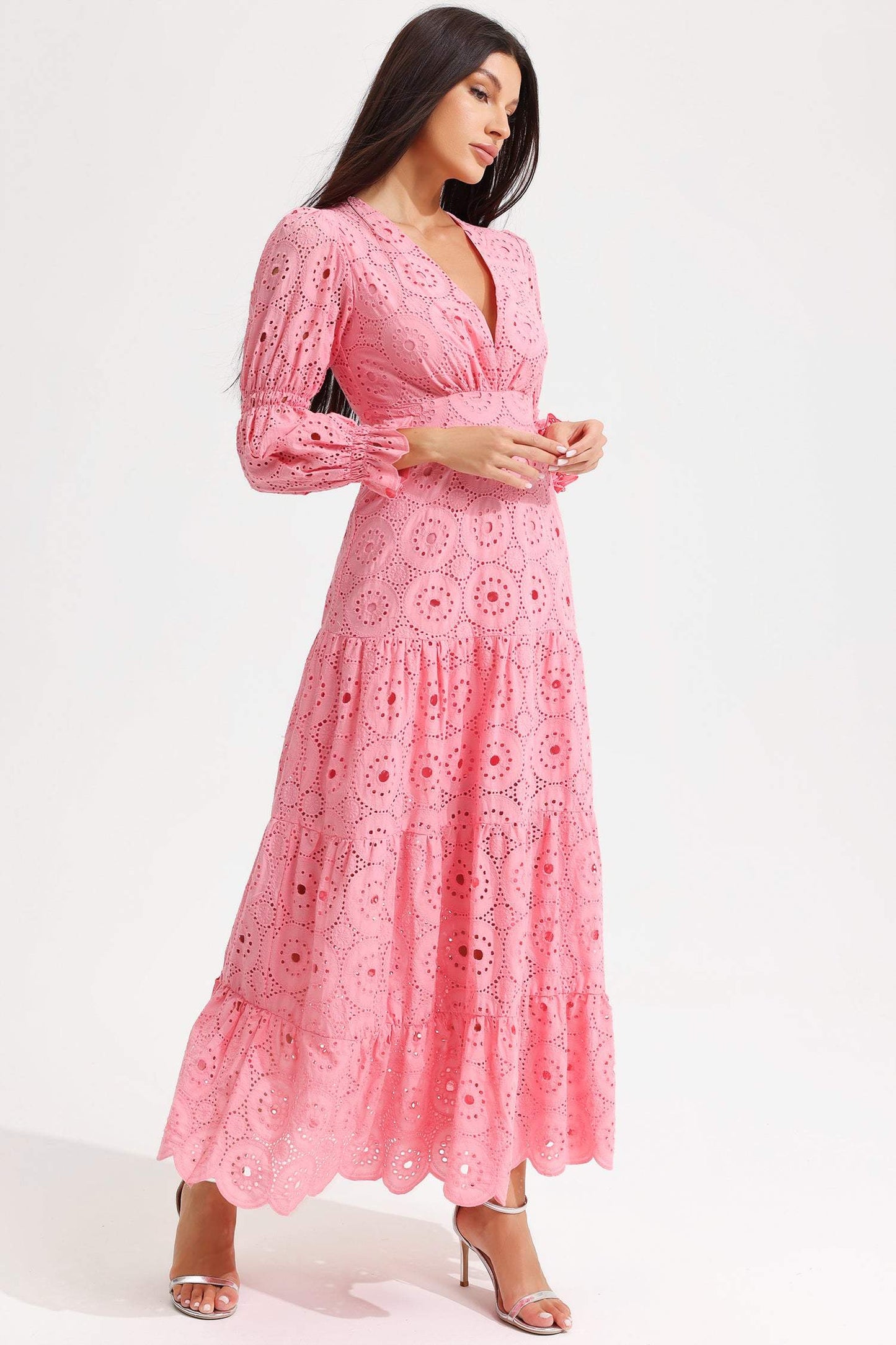 Vestido midi rosa con escote en V, mangas farol y cintura cónica 