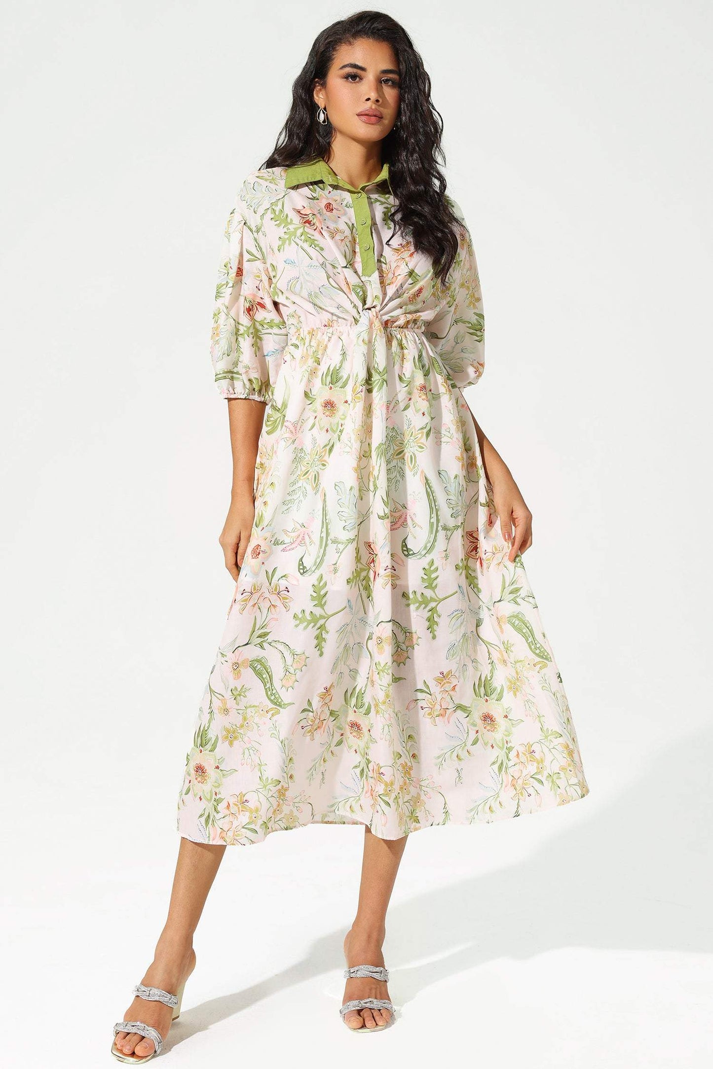 Vestido midi con solapa, encaje y manga corta con estampado floral 