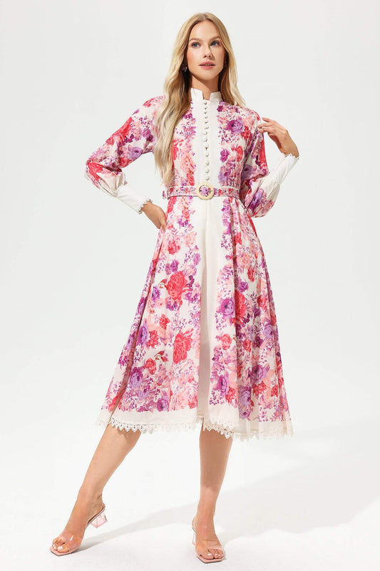 Vestido midi rojo con cinturón, botones y mangas largas con estampado floral 
