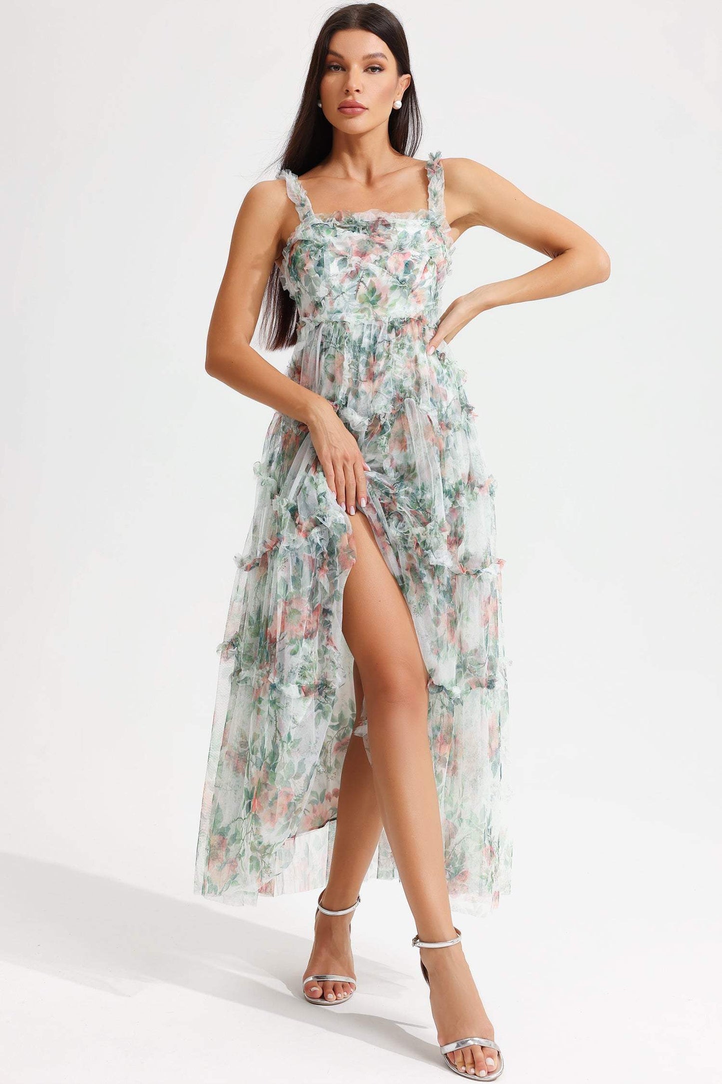 Vestido midi verde con volantes y cintura cónica con estampado floral 