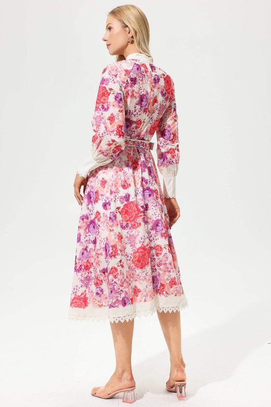 Vestido midi rojo con cinturón, botones y mangas largas con estampado floral 