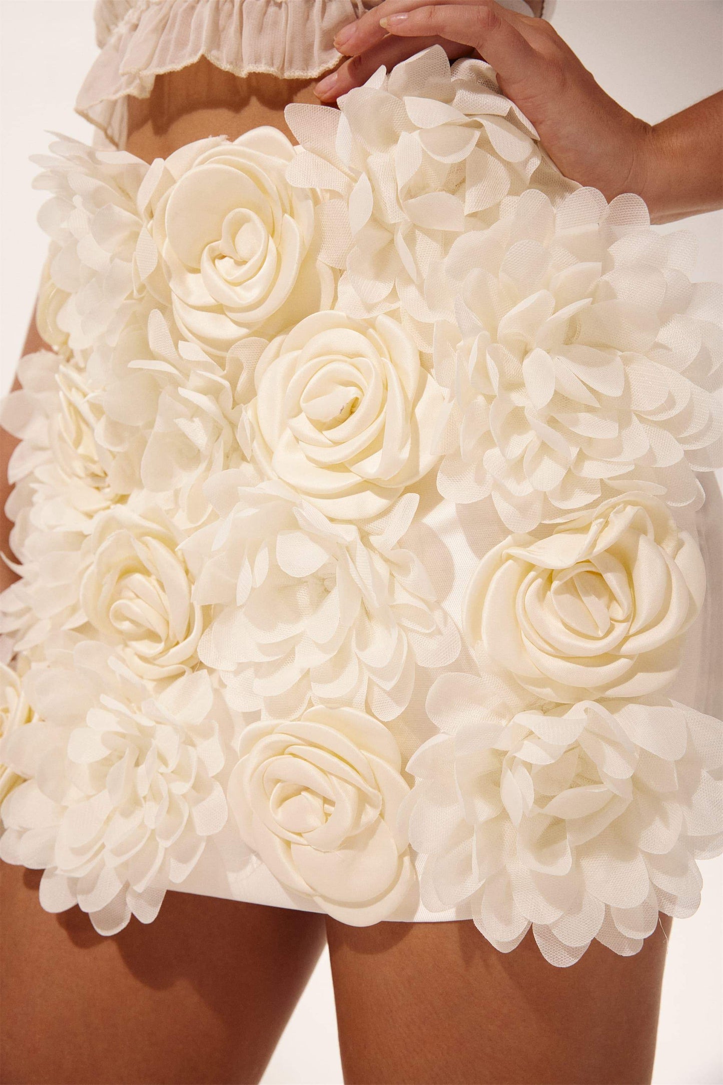 Minifalda adornada con flores celestes 