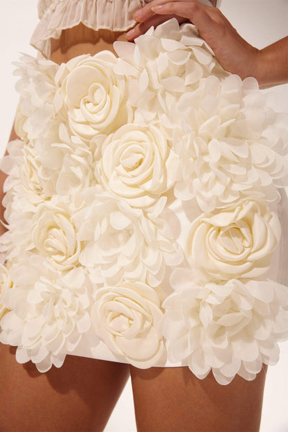 Minifalda adornada con flores celestes 