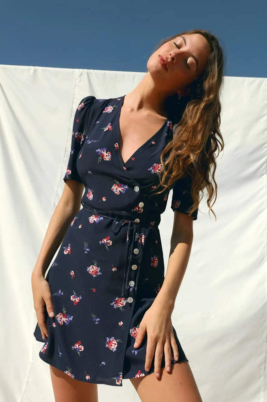 Minivestido cruzado con hebilla y cuello en V con cordones 