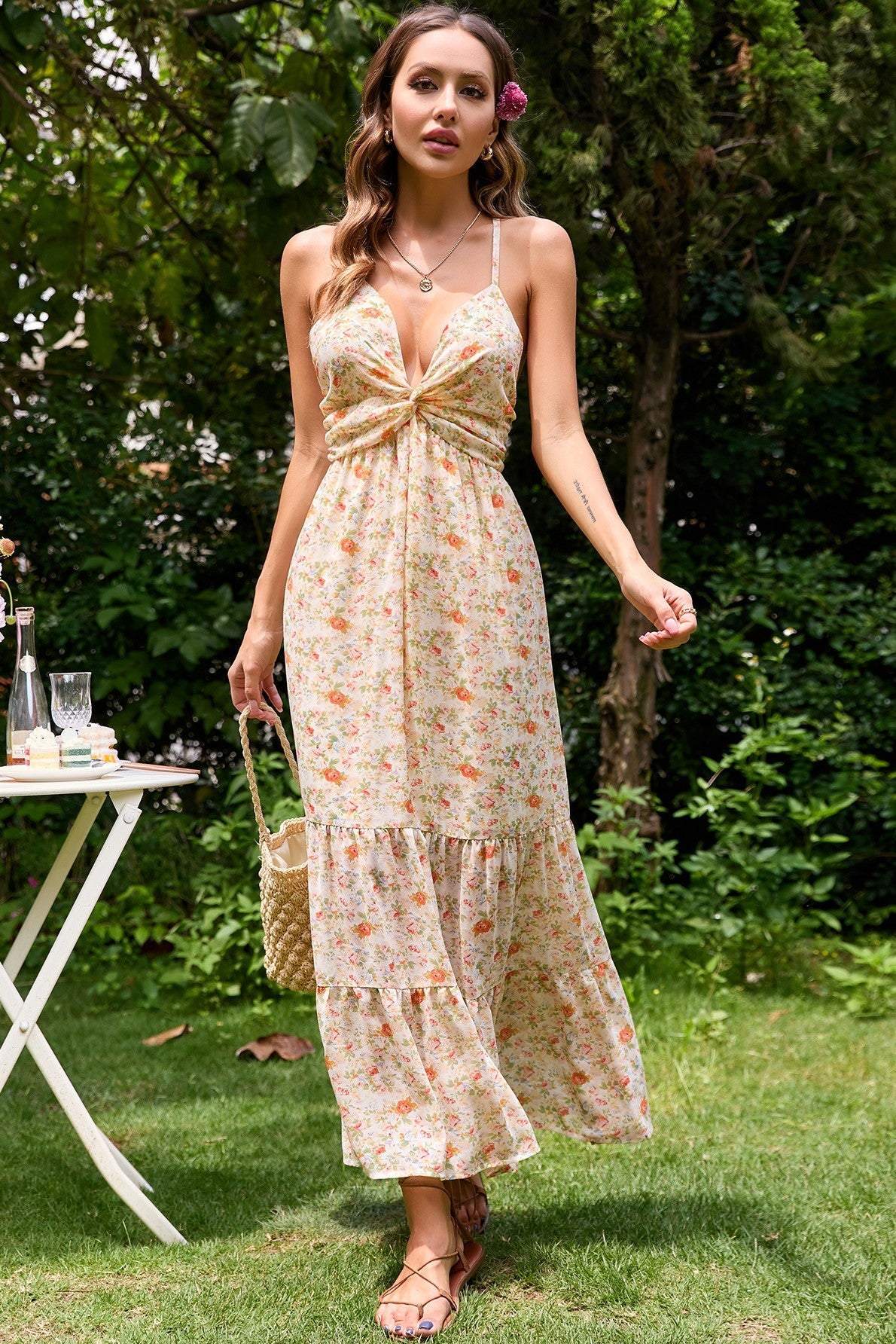 Vestido largo sin espalda con estampado floral de Cami 
