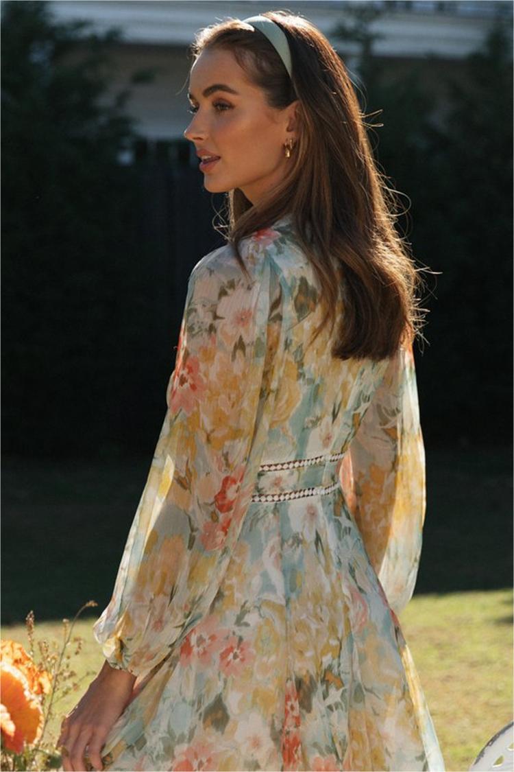 Minivestido floral de manga larga con escote en V 