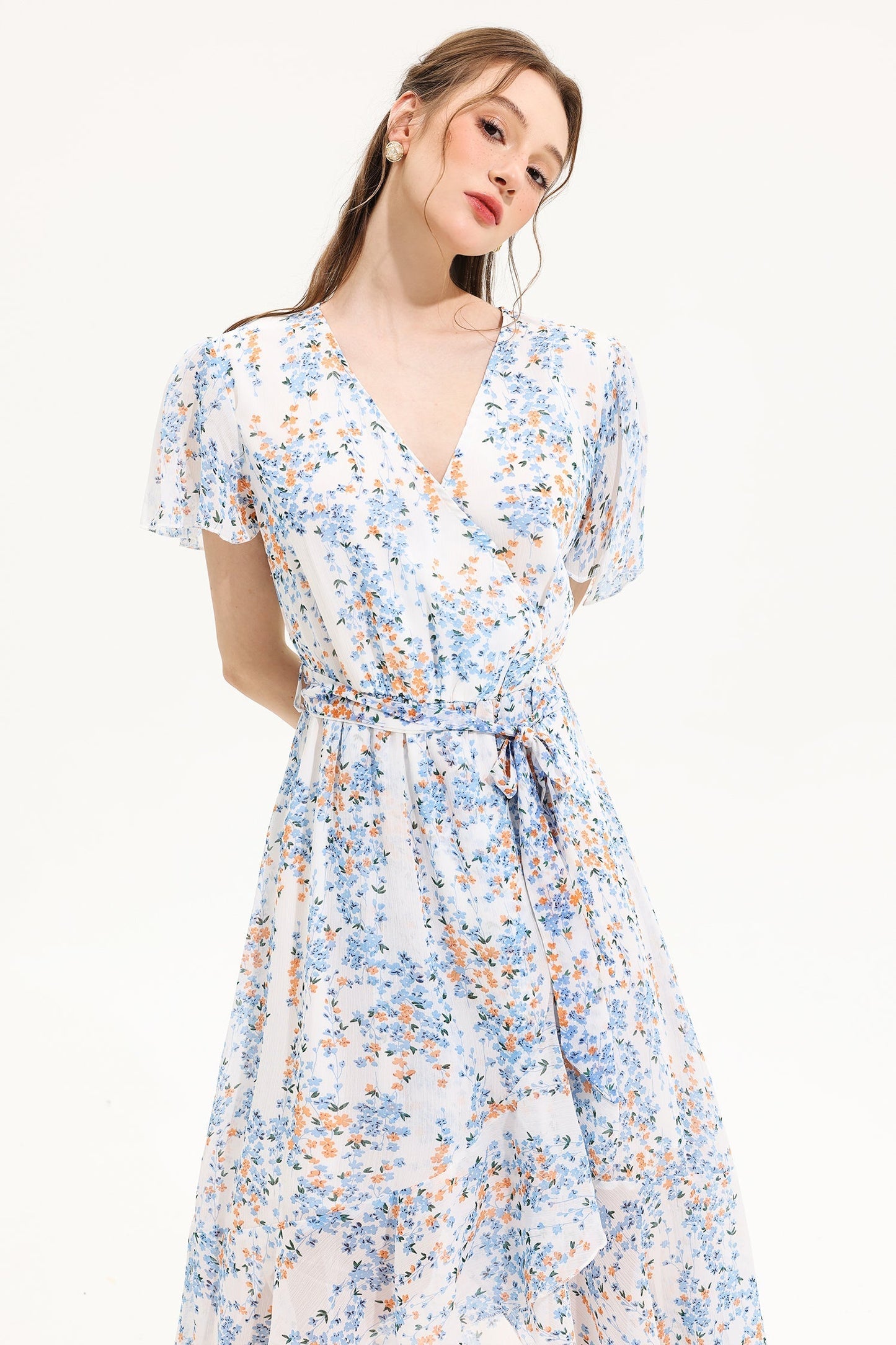 Vestido midi de manga corta con escote en V y estampado floral amarillo 