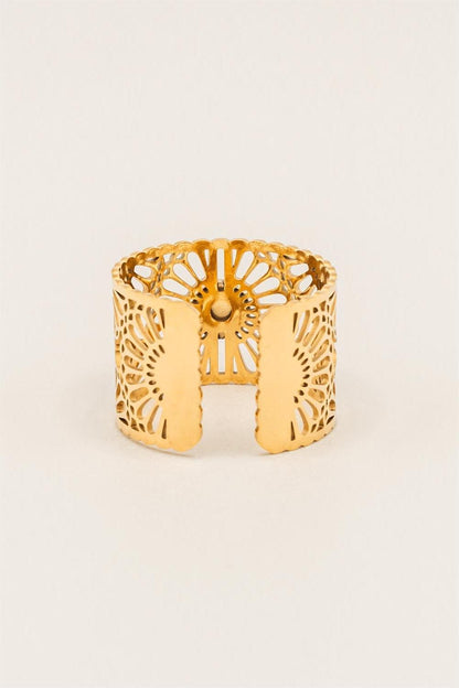 Anillo de metal con flor hueca 