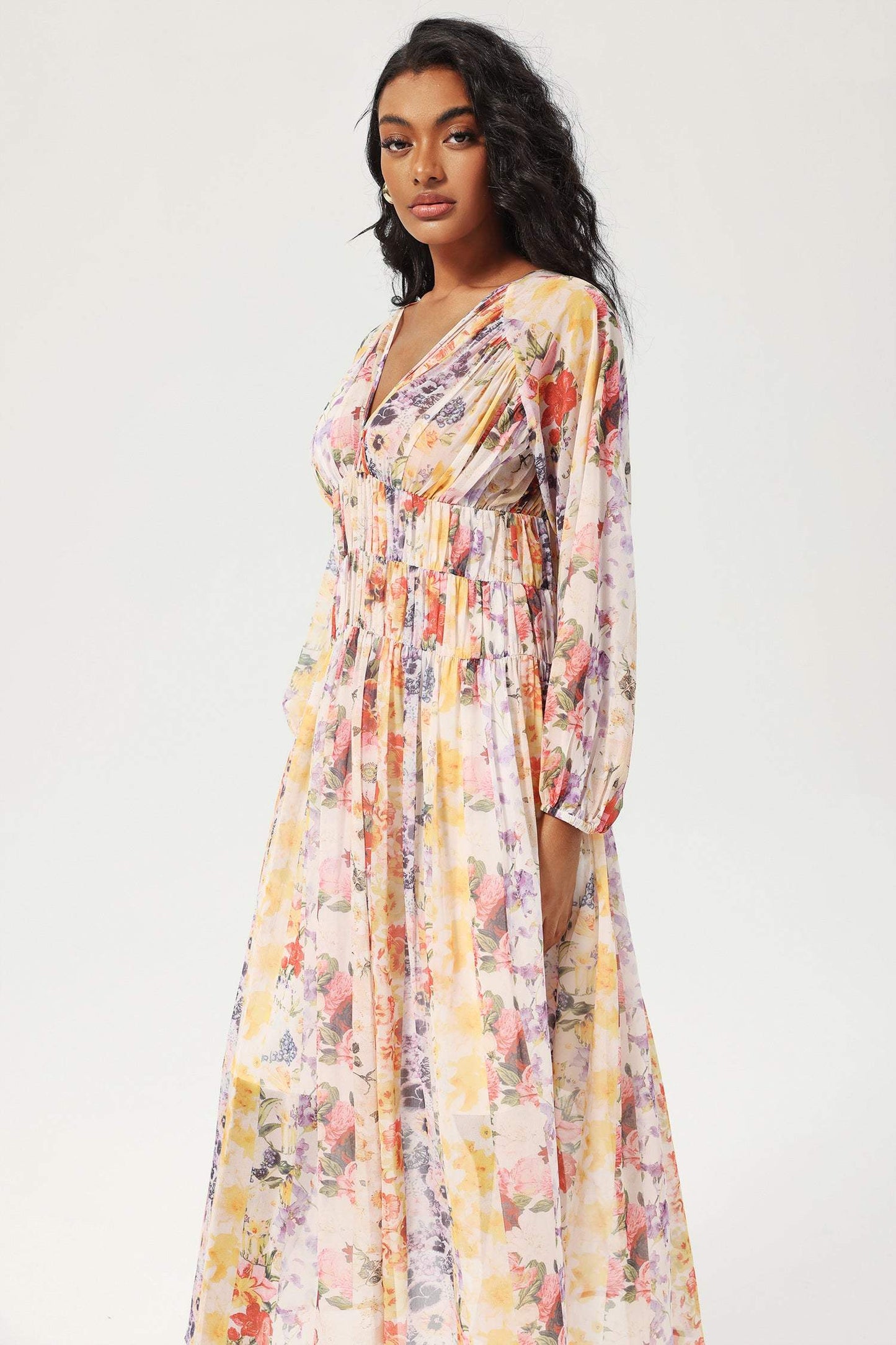 Vestido midi floral con cuello en V y mangas farol 