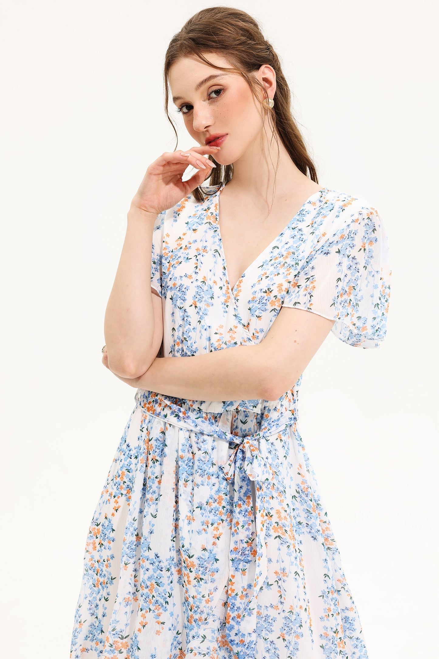 Vestido midi de manga corta con escote en V y estampado floral amarillo 