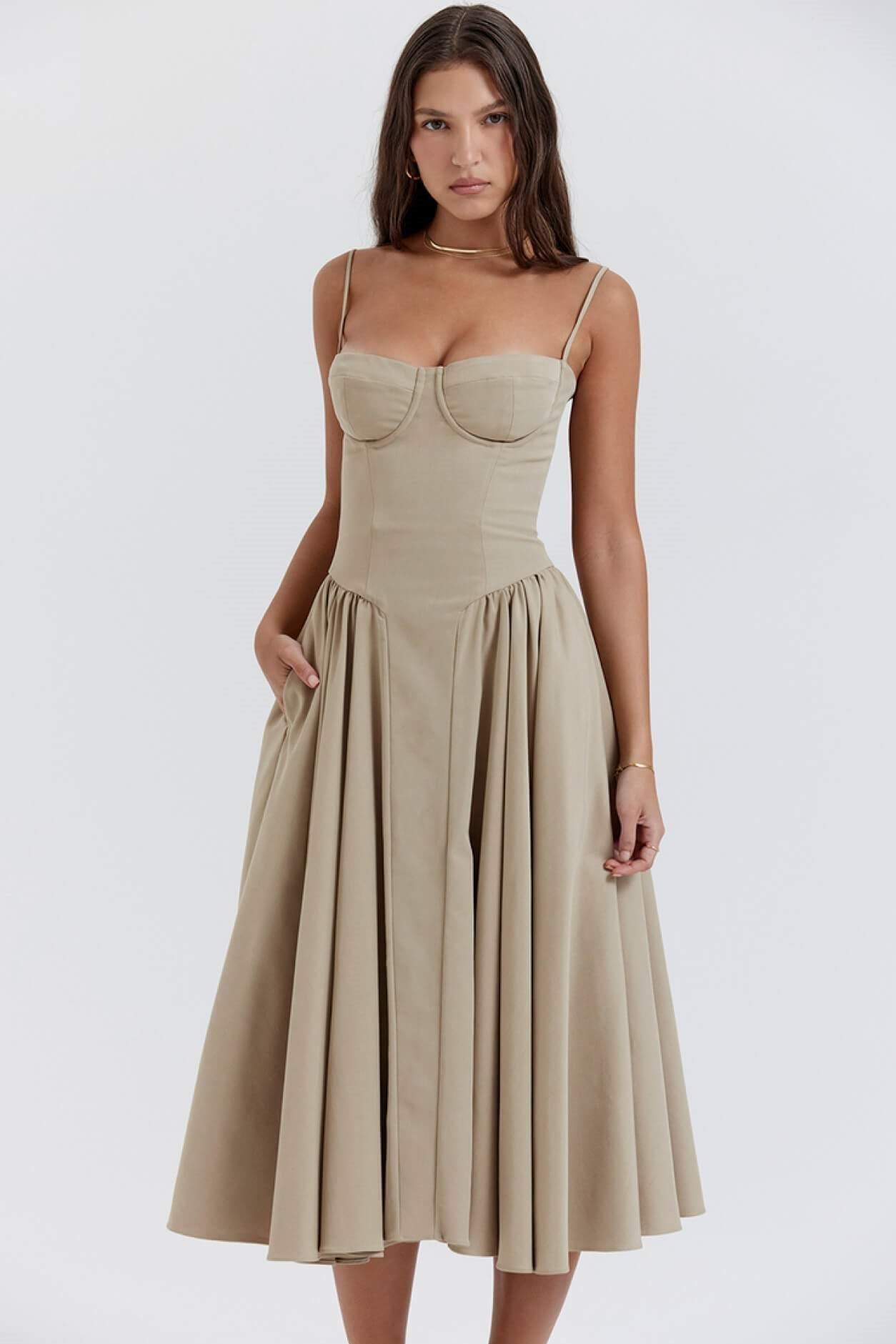 Vestido midi liso con escote en forma de corazón 