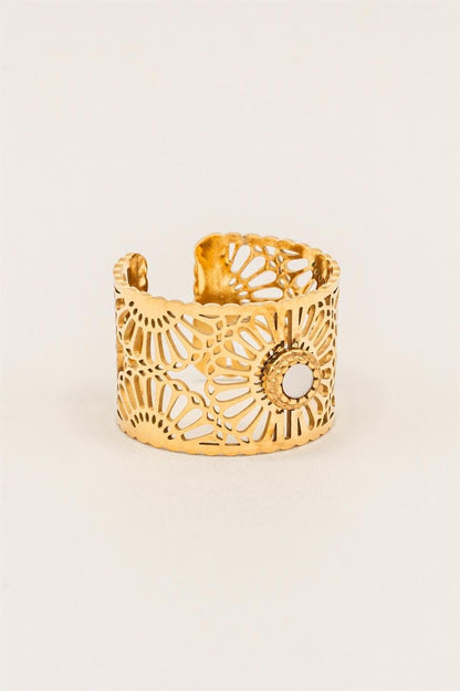 Anillo de metal con flor hueca 