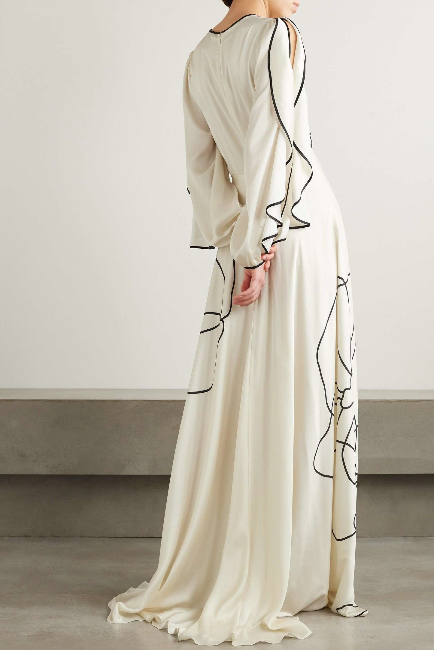 Vestido largo de satén con estampado floral y volantes 