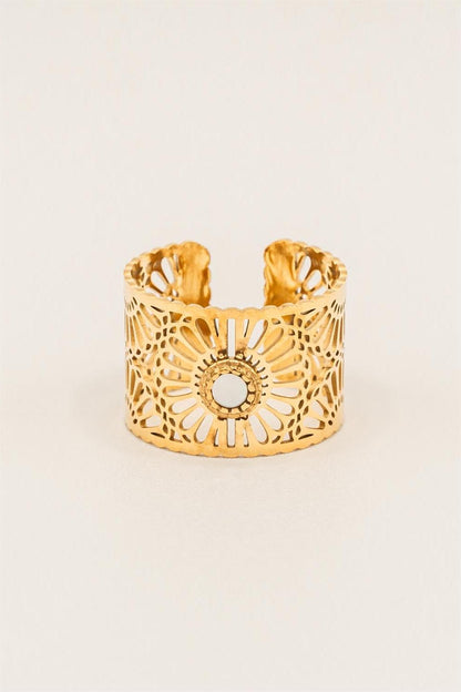 Anillo de metal con flor hueca 