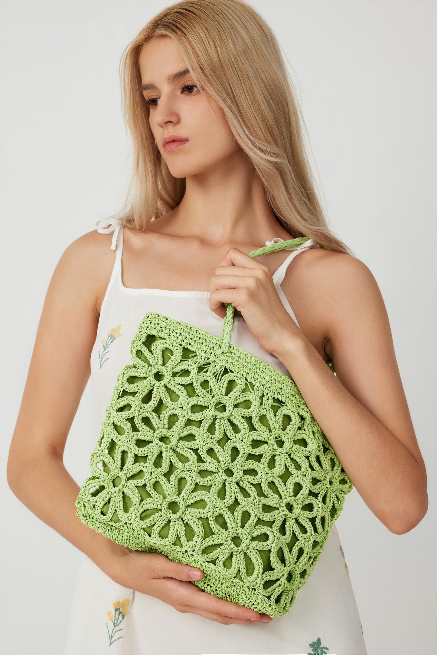 Bolso de paja con diseño hueco 