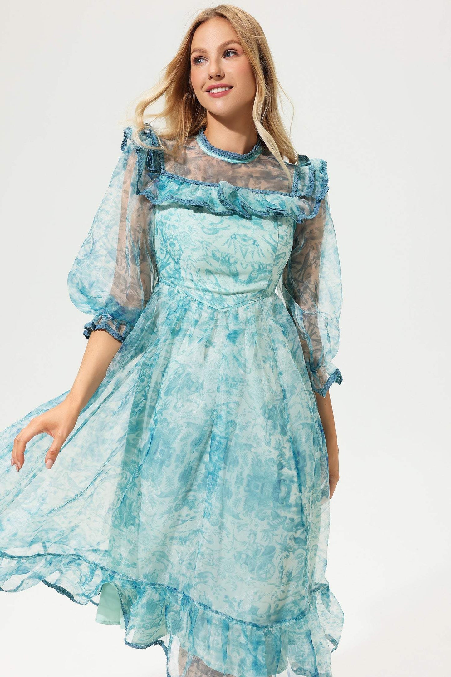Vestido midi con volantes, mangas farol y cuello redondo estampado 
