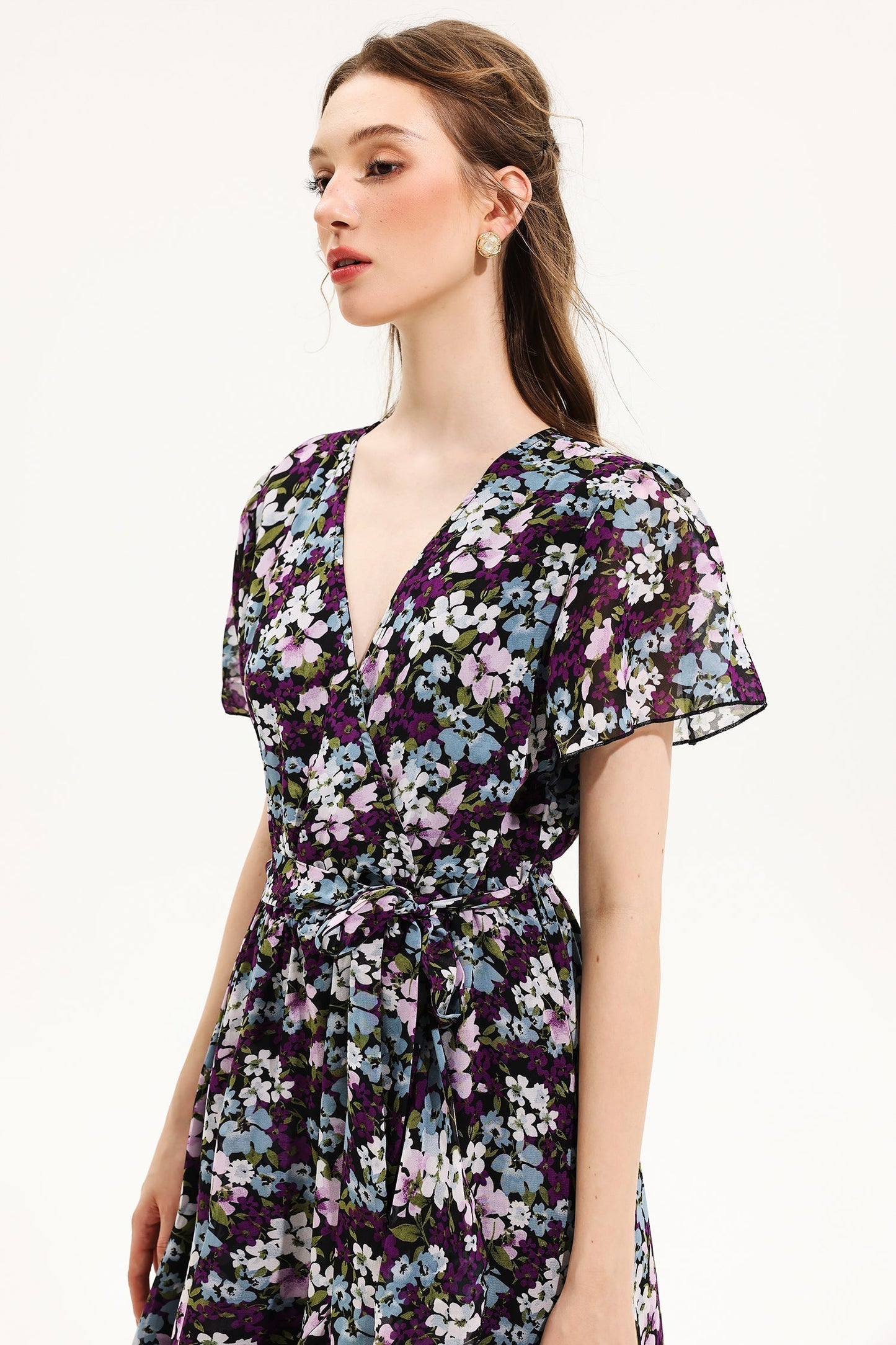 Vestido midi de manga corta con escote en V y estampado floral amarillo 