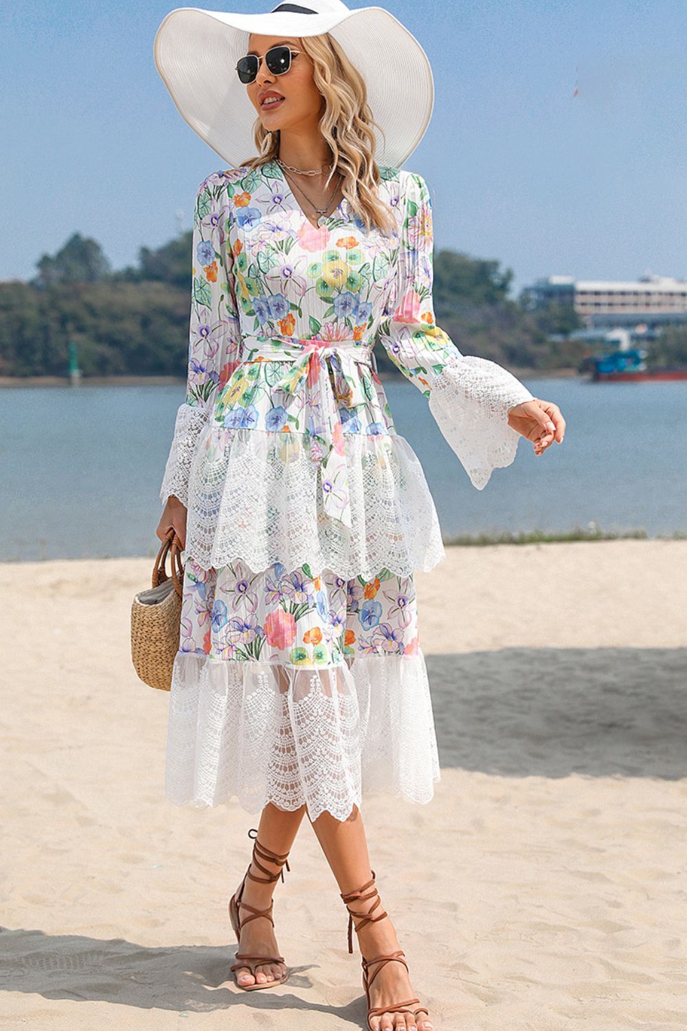 Vestido con cuello en V, estampado de patchwork y encaje 