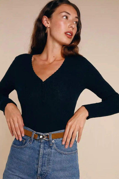 Top de punto liso con cuello en V y manga larga 