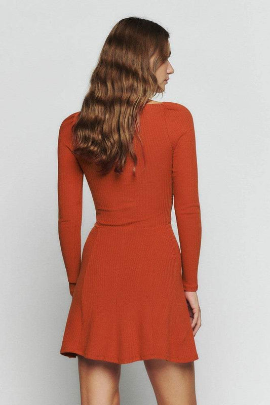 Vestido mini de punto con cuello corazón y manga larga 