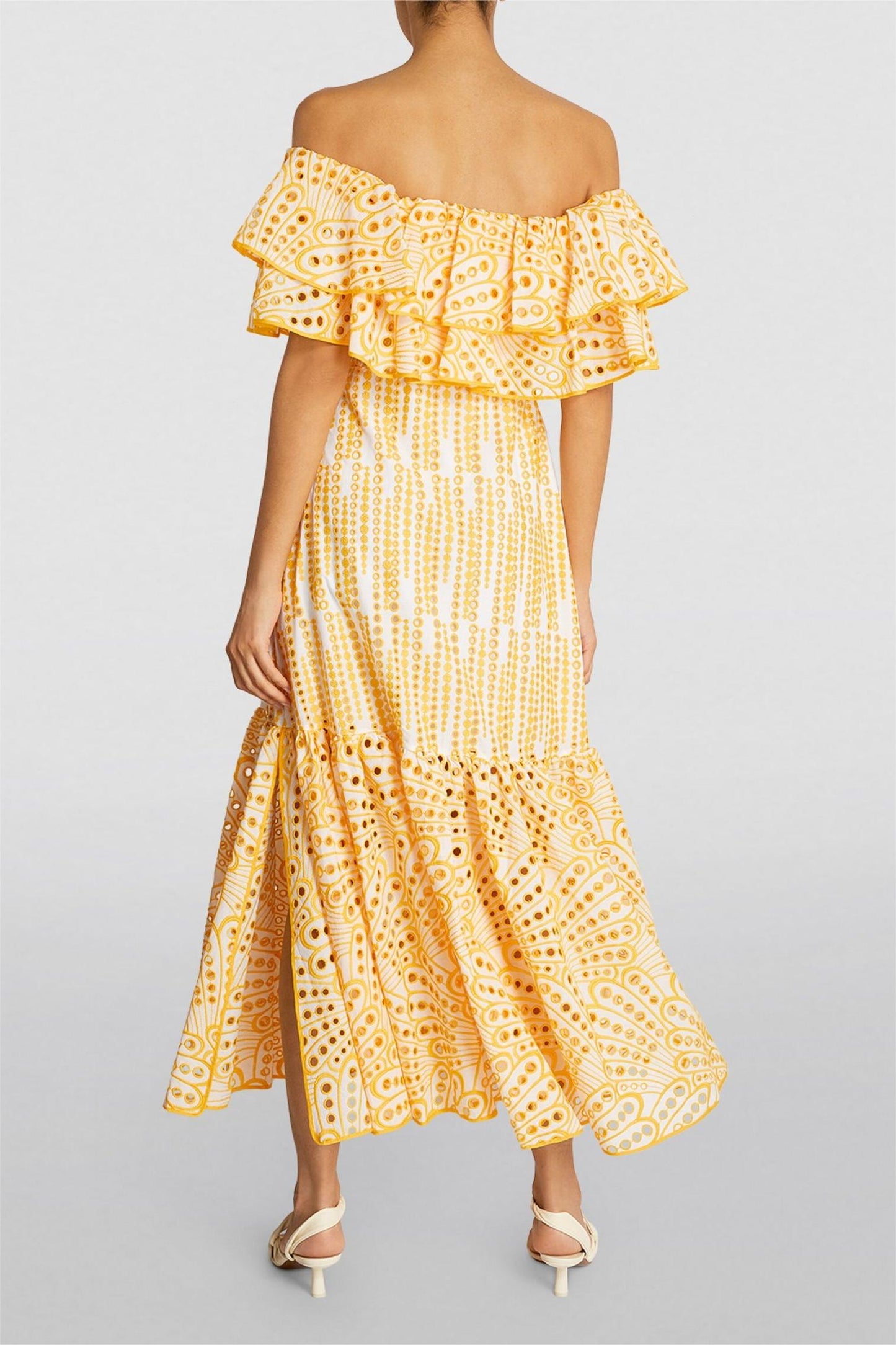Vestido midi fruncido con hombros descubiertos y bordado 