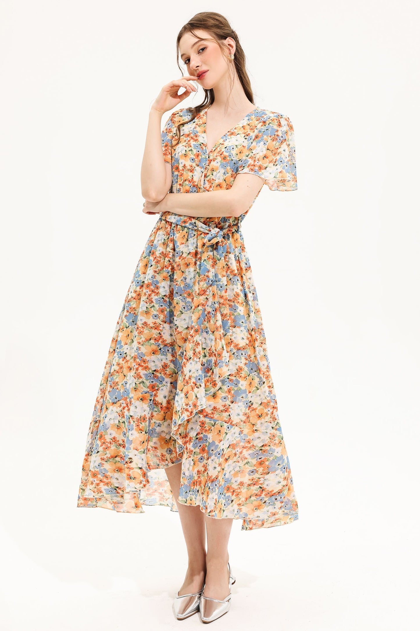 Vestido midi de manga corta con escote en V y estampado floral amarillo 