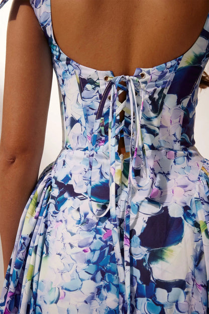 Vestido largo con tirantes y estampado de hortensias de Kacey 